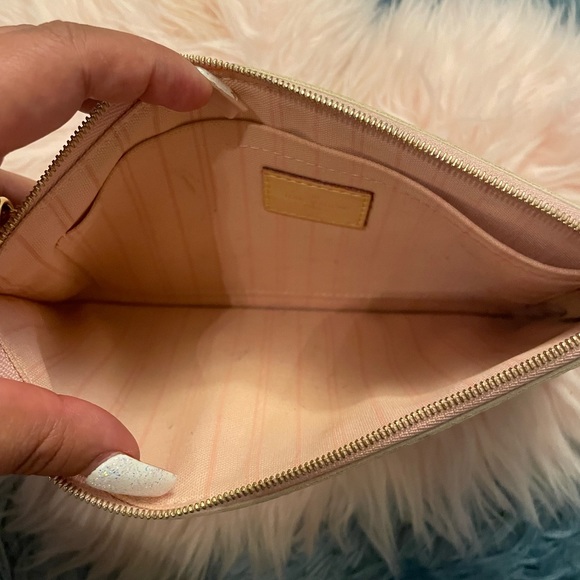 Louis Vuitton Damier wristlet - Picture 4 of 5